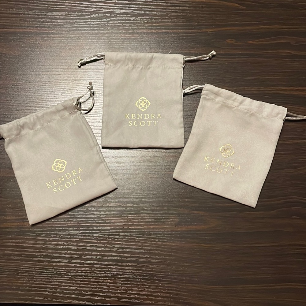 (3)‎ Gray Kendra Scott dust bags